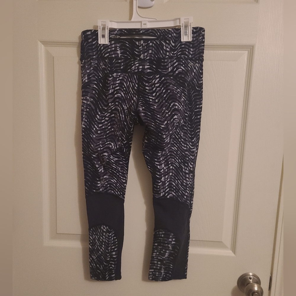 Nike Dri-fit Black White & Gray Capri Cropped Legging with Sheer Cut-outs S